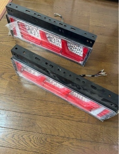 新車外し　小糸製　トラック用3連LEDテールランプ左右 トラック用オールLEDリアコンビネーションランプ 3連タイプ | トラック