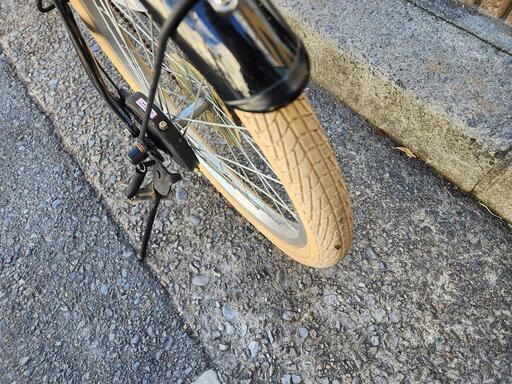 　折りたたみ自転車　２０インチ　６変速　カゴ　付き　黒　配達可能