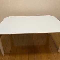 白い折りたたみ式テーブル