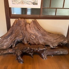 木製の富士山みたいな玄関のオブジェ