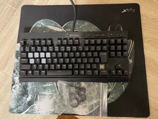 コルセアのキーボードとXtrfyのマウスパッドセット