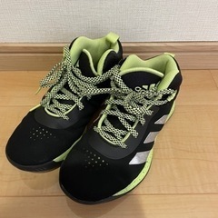 中古　adidasのバッシュ　21.5cm