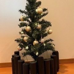 クリスマスツリーとオーナメントと足元隠し