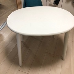 白のダイニングテーブル