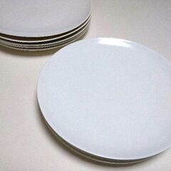 白い大きめの平皿 直径26cm 8枚あります 1枚あたり30円で