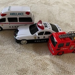 働く車　救急車　消防車　パトカー　おもちゃ