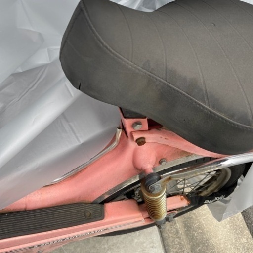 ハンドルロック鍵なし。雨ざらしのトモス&カゴ&タイヤゴム&ハンドル