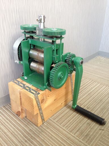 ◆ 【迎春SALE】　圧延機ローラー 彫金ローラー 小型 手動式 　 角溝、半丸溝兼用タイプ　台座つき　錆びあり