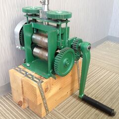 ◆ 【迎春SALE】　圧延機ローラー 彫金ローラー 小型 手動式 　 角溝、半丸溝兼用タイプ　台座つき　錆びあり　