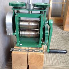 ◆ 【迎春SALE】　圧延機ローラー 彫金ローラー 小型 手動式 　 角溝、半丸溝兼用タイプ　台座つき　錆びあり　