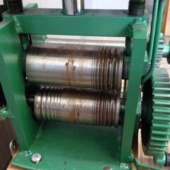 ◆ 【迎春SALE】　圧延機ローラー 彫金ローラー 小型 手動式 　 角溝、半丸溝兼用タイプ　台座つき　錆びあり　