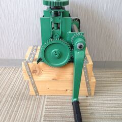 ◆ 【迎春SALE】　圧延機ローラー 彫金ローラー 小型 手動式 　 角溝、半丸溝兼用タイプ　台座つき　錆びあり　
