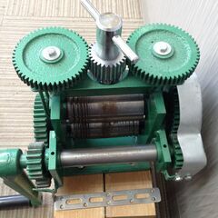 ◆ 【迎春SALE】　圧延機ローラー 彫金ローラー 小型 手動式 　 角溝、半丸溝兼用タイプ　台座つき　錆びあり　