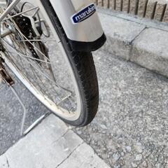 クロスバイク　７００ｘ２８ｃ　６変速　カゴ　自動ライト　カギ　付き　黒　配達可能