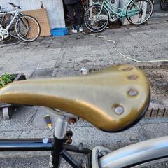 クロスバイク　７００ｘ２８ｃ　６変速　カゴ　自動ライト　カギ　付き　黒　配達可能