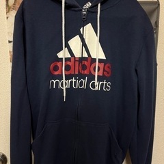 adidasのパーカー