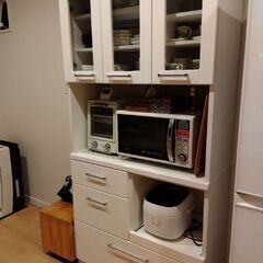 白の食器棚(上に3段の棚が内蔵、下部に3段の引き出し）