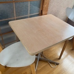 テーブル　椅子2つ