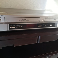 VHS/DVDプレーヤー、即、引き取りで"差し上げます”。