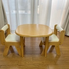 子ども用のテーブルと椅子のセット