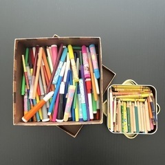 色鉛筆、色ペン、クレヨン