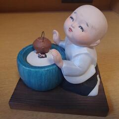 火鉢にあたる小僧さんの日本人形