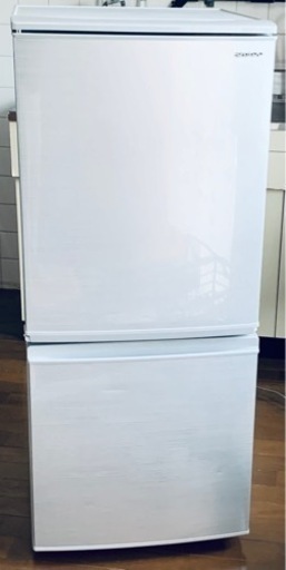 新しい季節 【美品】シャープ 冷蔵庫 2ドア SHARP SJ-D14F-S(137L)(右