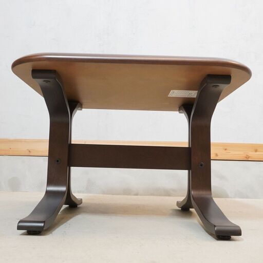 FUJI FURNITURE(冨士ファニチア)よりバーチ材のサイドテーブルです。曲木のシンプルでモダンなデザインは北欧テイストはもちろん和モダンテイストにもおすすめ！DK427