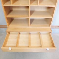 karf(カーフ)で取り扱われていたオーク材 ブックシェルフです。ナチュラルな質感とシンプルなデザインはカフェテイストや北欧スタイルのお部屋にもオススメです♪本棚はもちろんカップボードとしても♪DK433