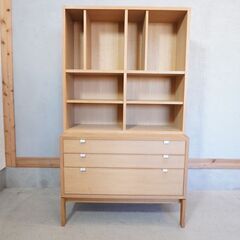 karf(カーフ)で取り扱われていたオーク材 ブックシェルフです。ナチュラルな質感とシンプルなデザインはカフェテイストや北欧スタイルのお部屋にもオススメです♪本棚はもちろんカップボードとしても♪DK433