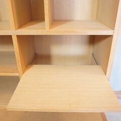 karf(カーフ)で取り扱われていたオーク材 ブックシェルフです。ナチュラルな質感とシンプルなデザインはカフェテイストや北欧スタイルのお部屋にもオススメです♪本棚はもちろんカップボードとしても♪DK433