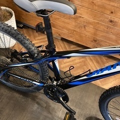 年末セール！防犯登録料　無料！【GIANT ROCK ALUXX6000 前後タイヤ・チューブ新品！】サスペンション付き　3×7速　26インチMTB ブラック×ブルー