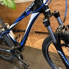 年末セール！防犯登録料　無料！【GIANT ROCK ALUXX6000 前後タイヤ・チューブ新品！】サスペンション付き　3×7速　26インチMTB ブラック×ブルー