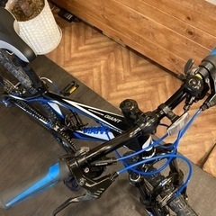 年末セール！防犯登録料　無料！【GIANT ROCK ALUXX6000 前後タイヤ・チューブ新品！】サスペンション付き　3×7速　26インチMTB ブラック×ブルー