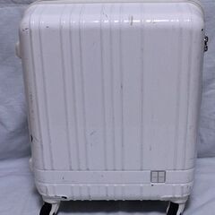 白いスーツケース　3泊4日程度