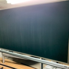 可動式の黒板です。事務所で使っていました。学童クラブや学習塾など...