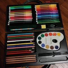 カラーペン、色鉛筆、水彩パレットのセット