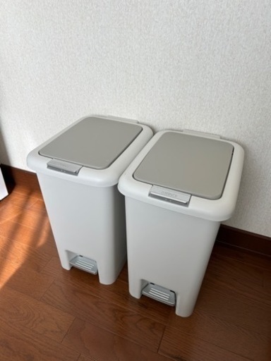 ペダル式ゴミ箱 2つ