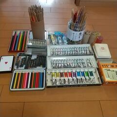 色鉛筆、クレヨン、絵の具、筆洗い、トランプ
