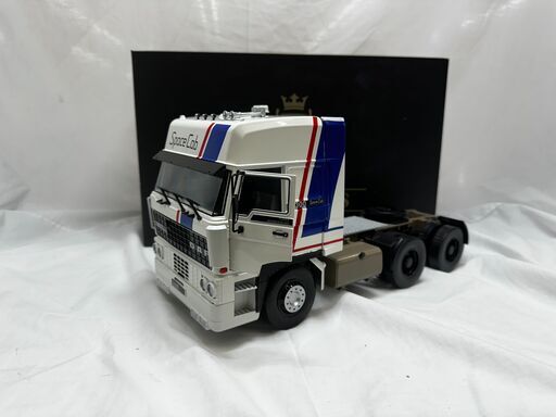 ROAD KINGS/DAF 3300 Space Cab 1982/white/blue/red/1/18スケール/RK180091