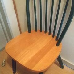 アンティークな木材の椅子
