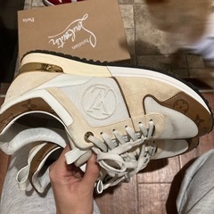 ルイヴィトン スニーカー 決まりました シリアルナンバー載せました