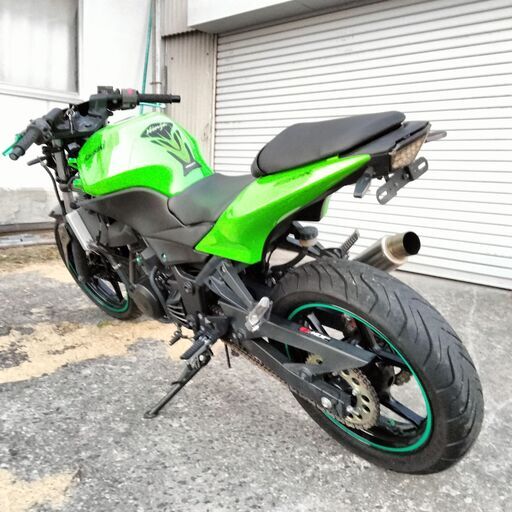 カワサキのニンジャ250 ネイキッド仕様。エンジンセル一発始動で