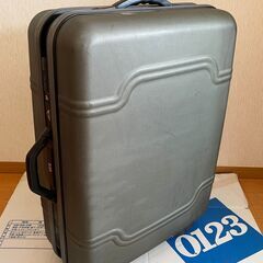 スーツケース【難あり】（W約52cm×D約24cm×H約70cm）