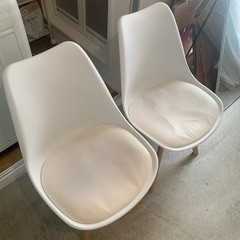 白い椅子二つあげます。