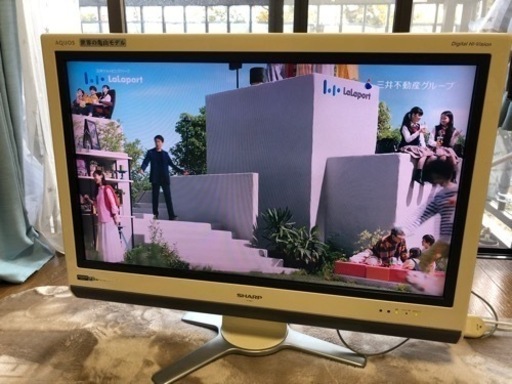 AQUOS 32型液晶カラーテレビ