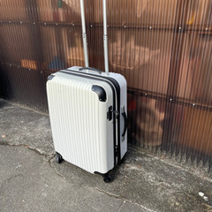白の中型のスーツケース