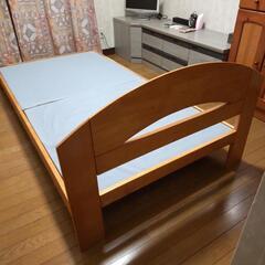 木製フレームシングルベッド
