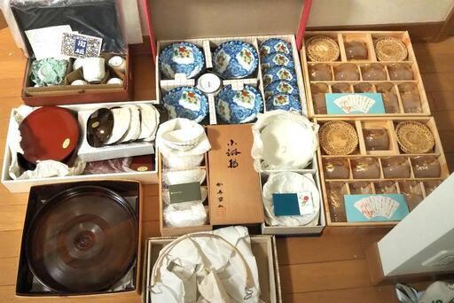 大量 新品 箱入 食器 来客用 有田焼 漆 茶器 茶碗 急須 グラス 小鉢 オードブル 御盆 カメイガラス 揃い物 一式 まとめて