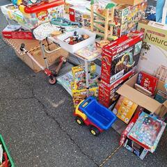12月10日(日) フリーマーケット おもちゃ 子供用品 チャイルドシート 三輪車 すべり台 ゲート マット等々 - 広島市